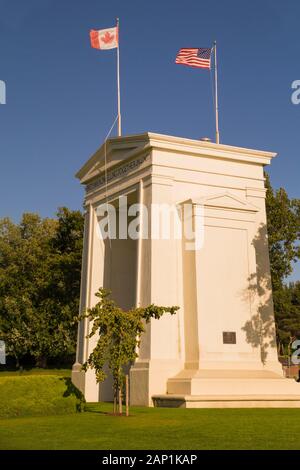 Surrey, British Columbia, Kanada. Friedensbogen. Triumphbogen, der den Helden Kanadas und der USA gewidmet ist und sich an der Grenze zwischen Kanada und den USA befindet. Stockfoto