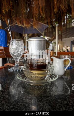 Traditionelle vietnamesische Kaffee mit Kondensmilch im Restaurant in der Nähe von Stockfoto