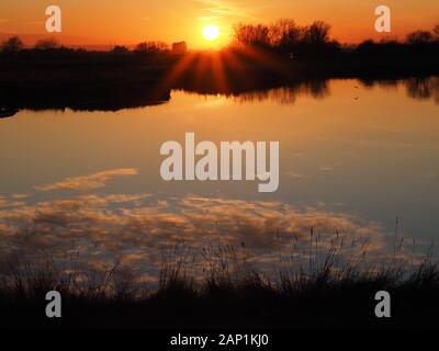 Sheerness, Kent, Großbritannien. 20 Jan, 2020. UK Wetter: Sonnenuntergang am Barton's Point See in Sheerness an diesem Abend. Wasser als Hochdrucksystem das Wetter dominiert. Credit: James Bell/Alamy leben Nachrichten Stockfoto