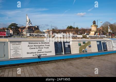 Stratford Waterways Information Center in einem schwimmenden Schmalboot, das an der Marina in Stratford-upon-Avon, Warwickshire, festgemacht ist Stockfoto