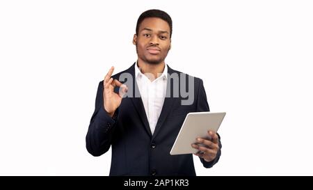 Glückliche junge afro Mann zeigen ok Zeichen Geste Stockfoto