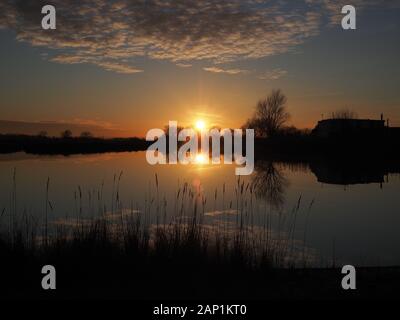 Sheerness, Kent, Großbritannien. 20 Jan, 2020. UK Wetter: Sonnenuntergang am Barton's Point See in Sheerness an diesem Abend. Wasser als Hochdrucksystem das Wetter dominiert. Credit: James Bell/Alamy leben Nachrichten Stockfoto