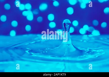 Wassertropfen spritzen Classic blau gefärbt. leuchtet. Stockfoto