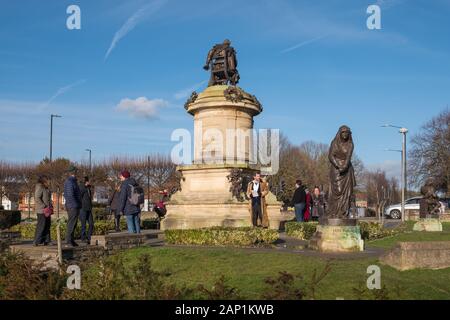 Das Shakespeare Memorial von Lord Ronald Gower ist eine Bronzestatue auf einem Steinsockel in Bancroft Gardens, Stratford-upon-Avon Stockfoto