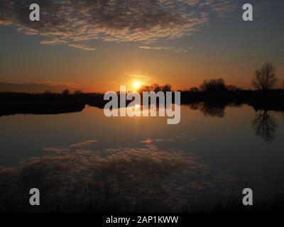 Sheerness, Kent, Großbritannien. 20 Jan, 2020. UK Wetter: Sonnenuntergang am Barton's Point See in Sheerness an diesem Abend. Wasser als Hochdrucksystem das Wetter dominiert. Credit: James Bell/Alamy leben Nachrichten Stockfoto