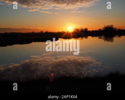 Sheerness, Kent, Großbritannien. 20 Jan, 2020. UK Wetter: Sonnenuntergang am Barton's Point See in Sheerness an diesem Abend. Wasser als Hochdrucksystem das Wetter dominiert. Credit: James Bell/Alamy leben Nachrichten Stockfoto