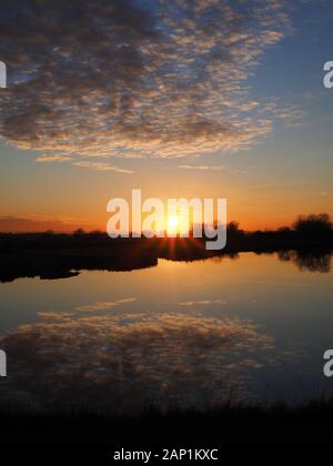 Sheerness, Kent, Großbritannien. 20 Jan, 2020. UK Wetter: Sonnenuntergang am Barton's Point See in Sheerness an diesem Abend. Wasser als Hochdrucksystem das Wetter dominiert. Credit: James Bell/Alamy leben Nachrichten Stockfoto