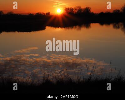 Sheerness, Kent, Großbritannien. 20 Jan, 2020. UK Wetter: Sonnenuntergang am Barton's Point See in Sheerness an diesem Abend. Wasser als Hochdrucksystem das Wetter dominiert. Credit: James Bell/Alamy leben Nachrichten Stockfoto