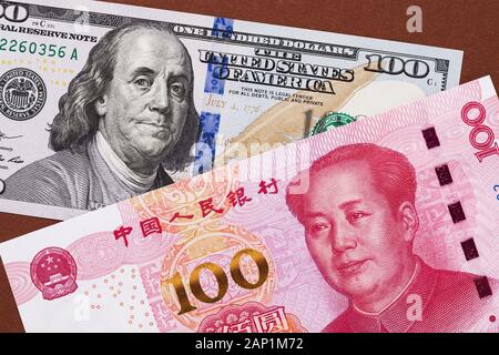 Banknoten, die in Cash hundert Yuan und Dollar, Ansicht von oben Stockfoto