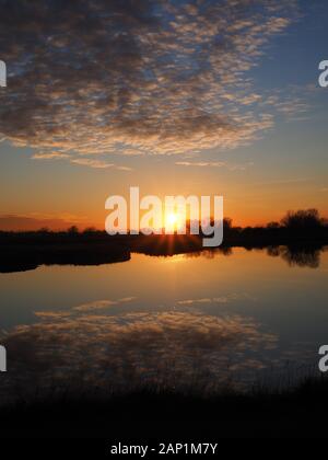 Sheerness, Kent, Großbritannien. 20 Jan, 2020. UK Wetter: Sonnenuntergang am Barton's Point See in Sheerness an diesem Abend. Wasser als Hochdrucksystem das Wetter dominiert. Credit: James Bell/Alamy leben Nachrichten Stockfoto