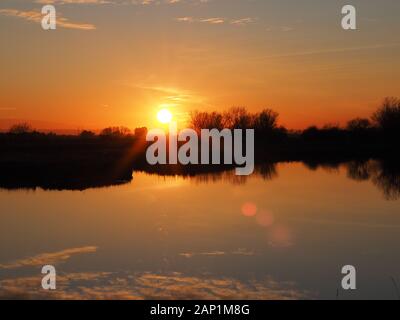 Sheerness, Kent, Großbritannien. 20 Jan, 2020. UK Wetter: Sonnenuntergang am Barton's Point See in Sheerness an diesem Abend. Wasser als Hochdrucksystem das Wetter dominiert. Credit: James Bell/Alamy leben Nachrichten Stockfoto