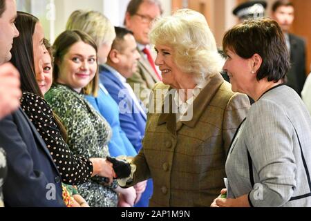 Die Herzogin von Cornwall, Personal, bei einem Besuch in Aussicht Hospiz in Wroughton, Swindon in Feier ihres 40-jährigen Jubiläums Jahr. Stockfoto