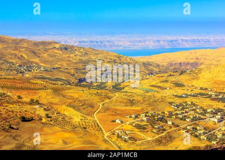 Blick von oben auf den Berg Nebo, wo Mose einen Blick auf das Verheißene Land gewährt wurde, jordanischen Wüste Tal und das Tote Meer in der Ferne. Stockfoto