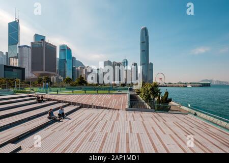 HongKong, China - November, 2019: Öffentliche Uferpromenade und die Skyline von Hong Kong Island in der Nähe von Victoria Harbour. Stockfoto