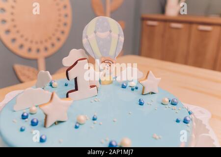 Eine schöne blaue Torte mit der Zahl 1 an. Schönen blauen Kuchen für Babys für 1 Jahr Stockfoto