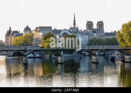 Am frühen Morgen Sonnenlicht auf der Ile de la Cite und den Fluss Seine, Paris, Ile-de-France, Frankreich Stockfoto