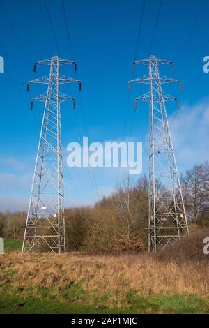Paar Strommasten gegen blauen Himmel im Sandwell Valley Country Park, West Bromwich, West Midlands, Großbritannien Stockfoto