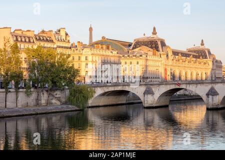 Am frühen Morgen das Sonnenlicht auf das Musée d'Orsay und die Gebäude entlang der Seine in Paris, Ile-de-France, Frankreich Stockfoto