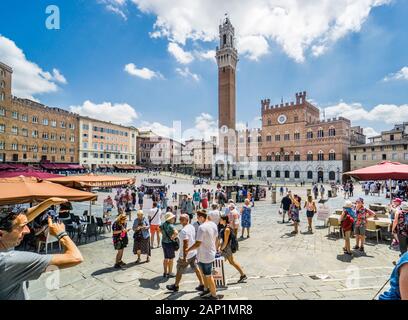 Piazza del Campo in Siena mit Palazzo Pubblico Rathaus und Turm von Mangia, Siena, Toskana, Italien Stockfoto