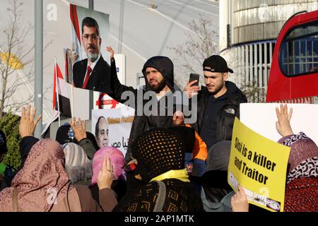 London/UK - Januar 20, 2020: ein Demonstrant hält eine Abbildung des ehemaligen ägyptischen Präsidenten Mohamed Morsi während eines Protestes der britischen Investment Summit in London, wo seine Nachfolger Abdel Fattah El-Sisi sprach Stockfoto