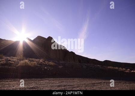 Silhouetted Mountain In Desert Against Clear Blue Sky Im Tod Valley National Park Stockfoto