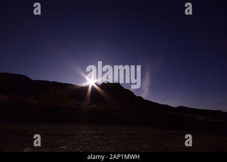 Silhouetted Mountain In Desert Against Clear Blue Sky Im Tod Valley National Park Stockfoto