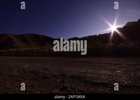 Silhouetted Mountain In Desert Against Clear Blue Sky Im Tod Valley National Park Stockfoto