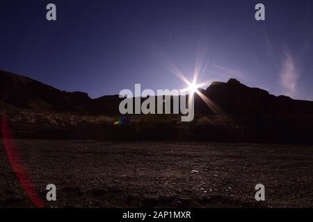 Silhouetted Mountain In Desert Against Clear Blue Sky Im Tod Valley National Park Stockfoto