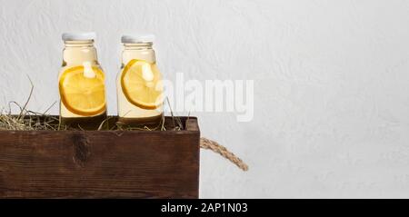 Minze, Zitrone und Ingwer mischen in Flaschen in Holzkiste Stockfoto