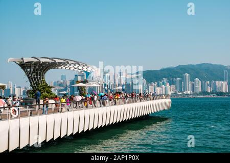 HongKong, China - November, 2019: die Menschen in Tsim Sha Tsui Promenade (Avenue der Stars) am Victoria Harbour in Hong Kong Stockfoto
