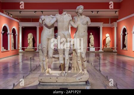 ANTALYA, Türkei - Januar 18, 2020: Drei Grazien Statue. Das Archäologische Museum von Antalya ist eines der größten Museen in der Türkei Antalya Stadt in Tu entfernt Stockfoto