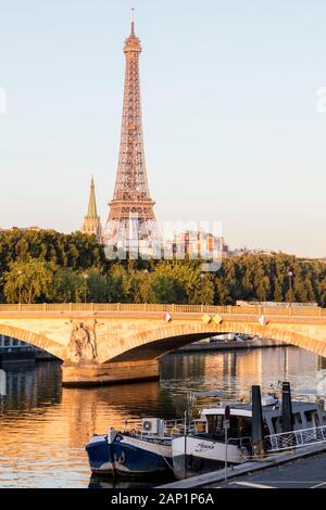 Am frühen Morgen Sonnenlicht über Seine, Pont des Invalides und dem Eiffelturm, Paris, Ile-de-France, Frankreich Stockfoto