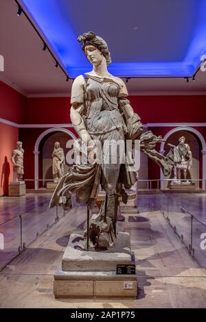 ANTALYA, Türkei - Januar 18, 2020: Tanzende Frau Statue. Das Archäologische Museum von Antalya ist eines der größten Museen in der Türkei Antalya Stadt in T entfernt Stockfoto