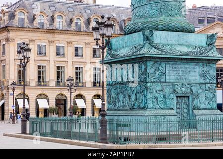 Siegessäule - Colonne de la Victoire, durch Napoleon im Jahre 1810 errichtet und die umliegende Architektur in Place Vendome, Paris, Frankreich Stockfoto