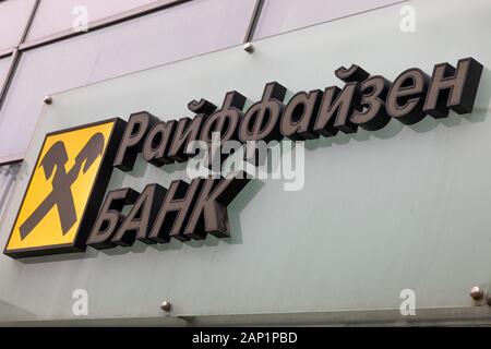 Eine Nahaufnahme Schild über eine Filiale der Raiffeisen Bank im Zentrum von Moskau, Russland Stockfoto