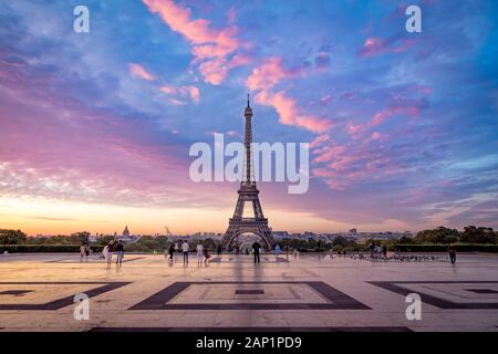 Dämmerung über Eiffelturm von Jardins du Trocadéro, Paris, Frankreich Stockfoto