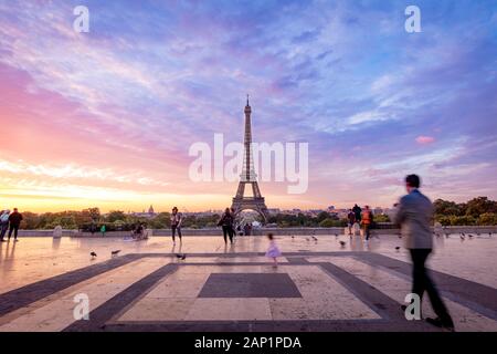 Vater und Tochter genießen Dämmerung über Eiffelturm von Jardins du Trocadéro, Paris, Frankreich Stockfoto