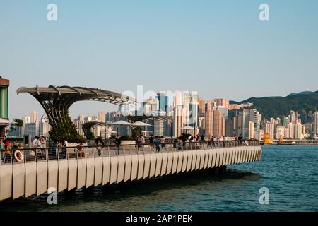 HongKong, China - November, 2019: die Menschen in Tsim Sha Tsui Promenade (Avenue der Stars) am Victoria Harbour in Hong Kong Stockfoto