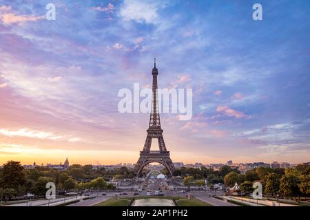 Dämmerung über Eiffelturm von Jardins du Trocadéro, Paris, Frankreich Stockfoto