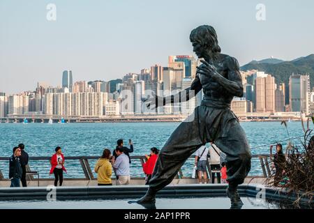 HongKong, China - November, 2019: Menschen bei Bruce Lee Statue in Tsim Sha Tsui Promenade (Avenue der Stars) in Hongkong Stockfoto