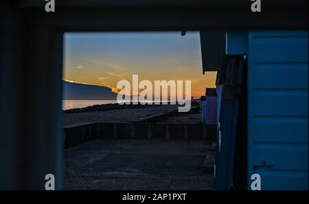 Shoreham-by-Sea Großbritannien Januar 2020 20-dramatische Wolken und Sonnenuntergang über dem Strand in Shoreham-by-Sea westlich von Brighton in Sussex. Foto: Simon Dack/Alamy leben Nachrichten Stockfoto