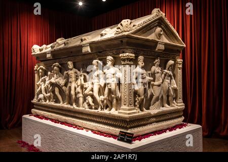 ANTALYA, Türkei - Januar 18, 2020: Die herakles Sarkophag. Das Archäologische Museum von Antalya ist eines der größten Museen in der Türkei Antalya Stadt Stockfoto