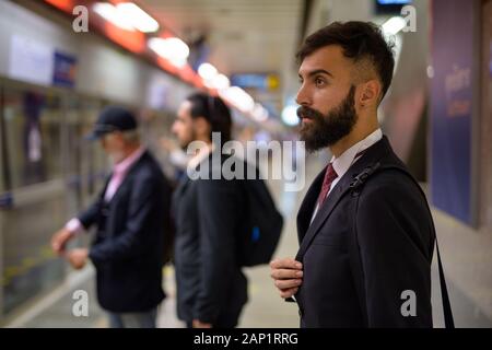 Drei multi-ethnische bärtigen Geschäftsleute zusammen rund um die Stadt Stockfoto