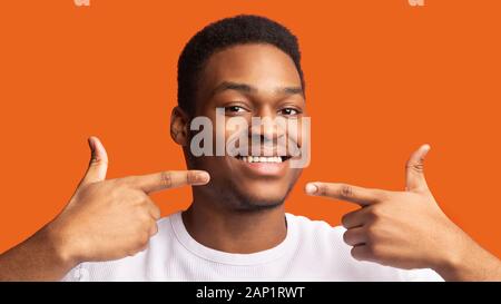 Afro Kerl lächelnd und perfekte, gesunde Zähne Stockfoto