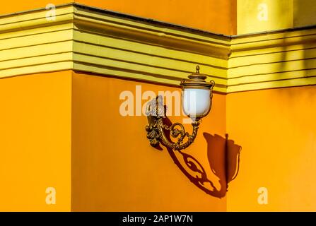 Eine Lampe mit großen Schatten im schönen Italien. Stockfoto