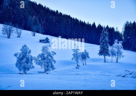 Eine alte Scheune auf dem Berg Küste von Wäldern und gefrorenen Bäumen umgeben ist. HDR-Bild Stockfoto