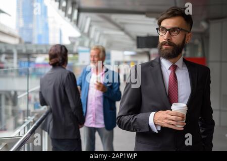 Drei multi-ethnische bärtigen Geschäftsleute zusammen rund um die Stadt Stockfoto