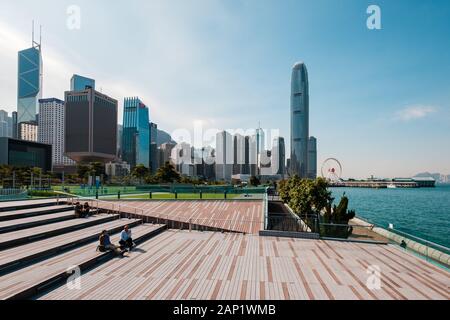 HongKong, China - November, 2019: Öffentliche Uferpromenade und die Skyline von Hong Kong Island in der Nähe von Victoria Harbour. Stockfoto