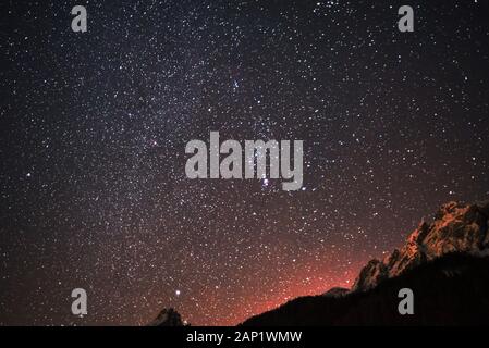 Sternenhimmel über die Dolomiten Stockfoto