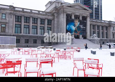 Vancouver, Kanada - 13. Januar 2020: Blick auf den Vancouver Art Gallery Square mit Schnee. Schneesturm und extremes Wetter in Vancouver. Stockfoto